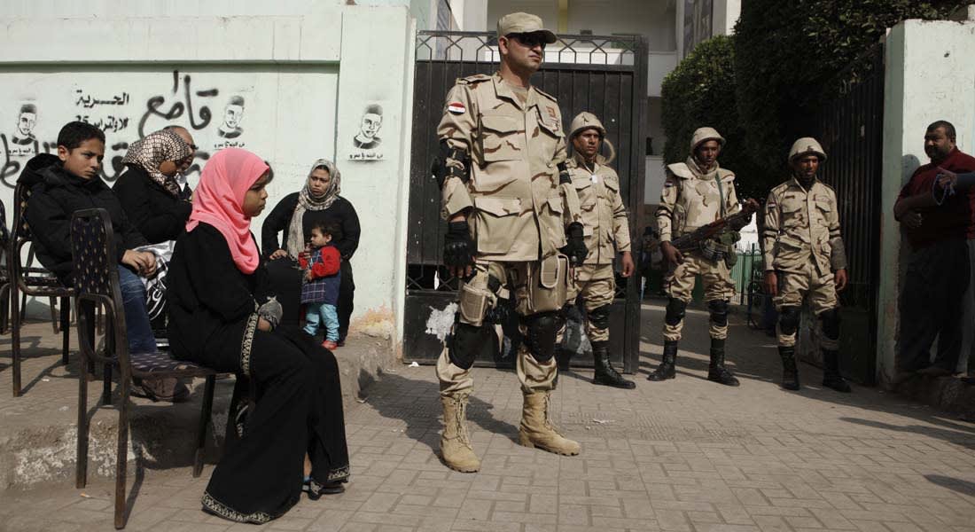 انتخابات مصر.. مراكز الاقتراع "ثكنات عسكرية" وحظر متعلقات الناخبين