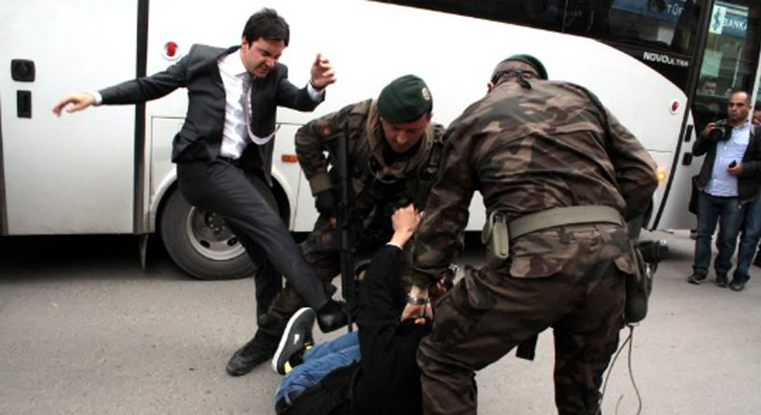 أردوغان يعزل كبير مساعديه بعد ركله أحد المحتجين على كارثة منجم سوما