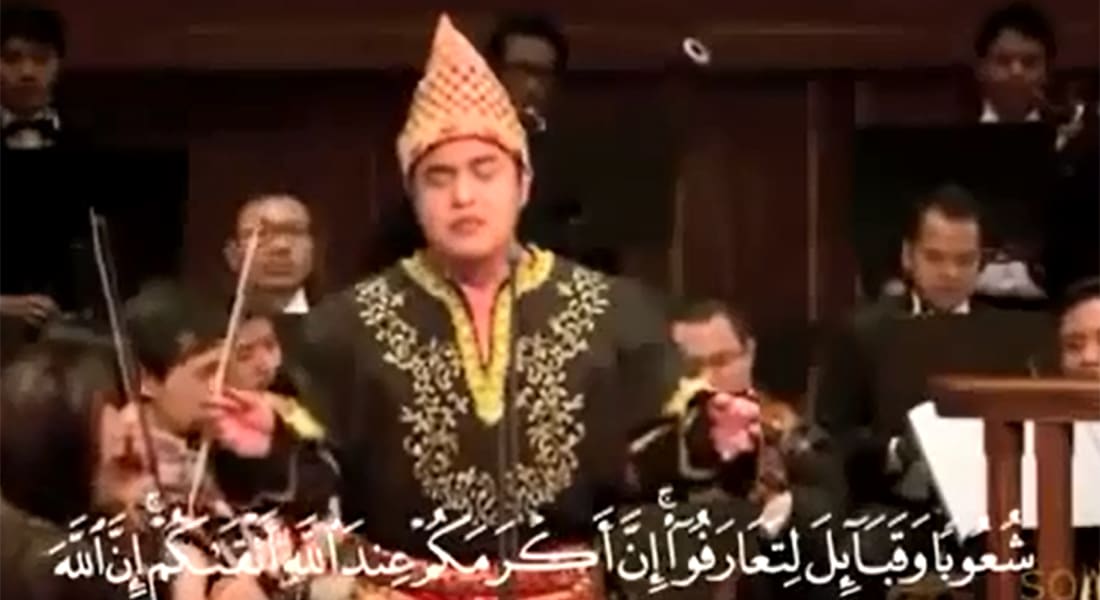 العطاس يوضح لـCNN حقيقة فيديو غناء القرآن بأوبرا مسيحية إندونيسية والشايع يحض على "الحكمة"