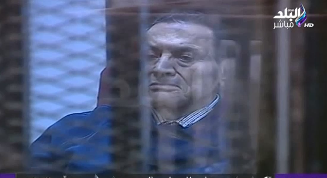 بالفيديو.. "حسني مبارك رحمه الله" بين البكاء والضحك خلف القضبان