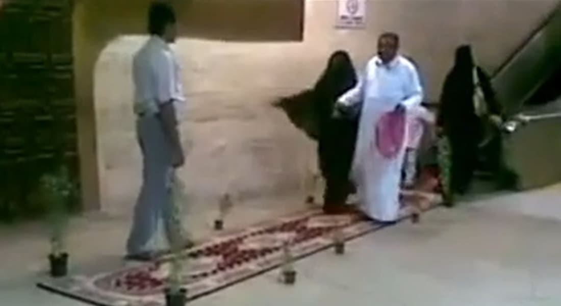 شاب يقبل قدمي أمه في المطار.. والفوزان يقول إن "الانحناء" حرام