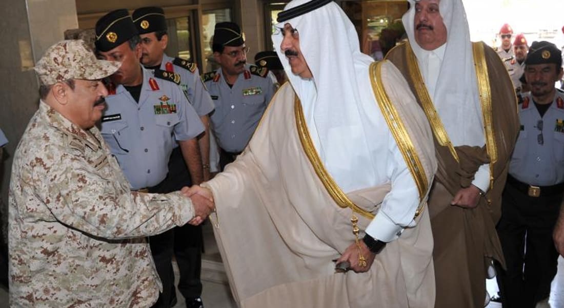 الأمير متعب يتفقد وحدات عسكرية قرب الرياض: السعوديون هم خط الدفاع الأول