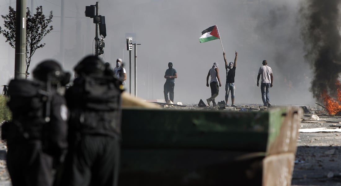مصادمات دامية بالقدس وإسرائيل تحشد جيشها على حدود غزة