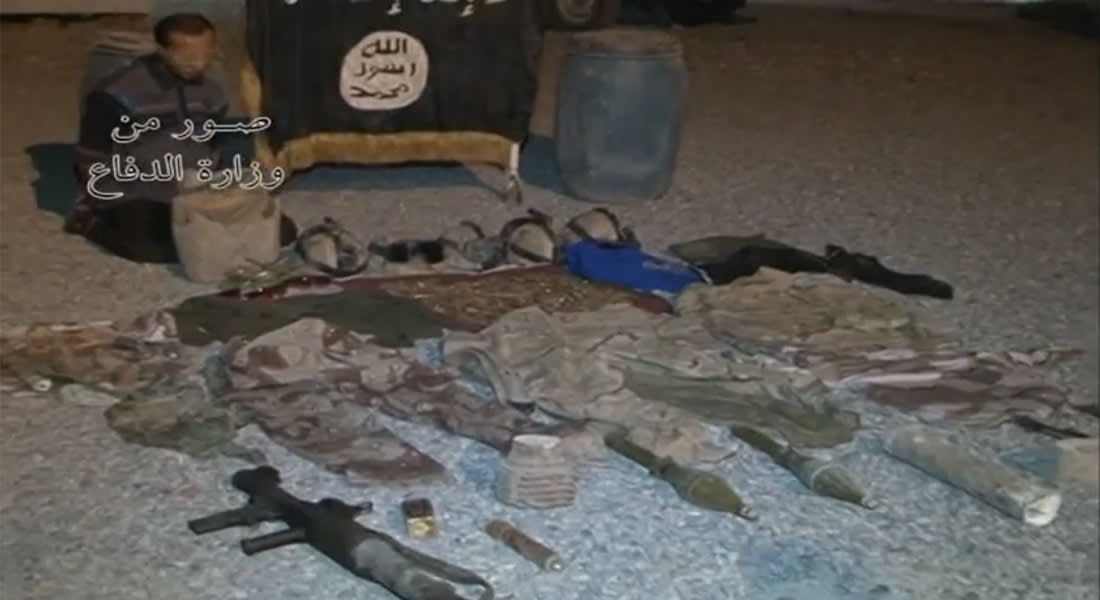 بالفيديو.. الجيش العراقي يقبض على عنصر بداعش وعتاد وملابس عسكرية
