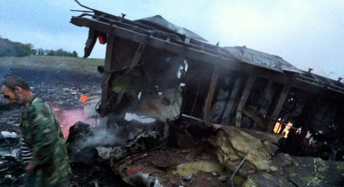 295 قتيلا على متن الماليزية وأوكرانيا تتهم المتمردين بإسقاطها بصاروخ روسي