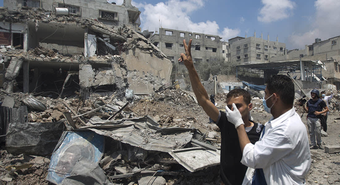 صحف: سكان غزة بكوا نهارا وأكلو "الكنافة" ليلا