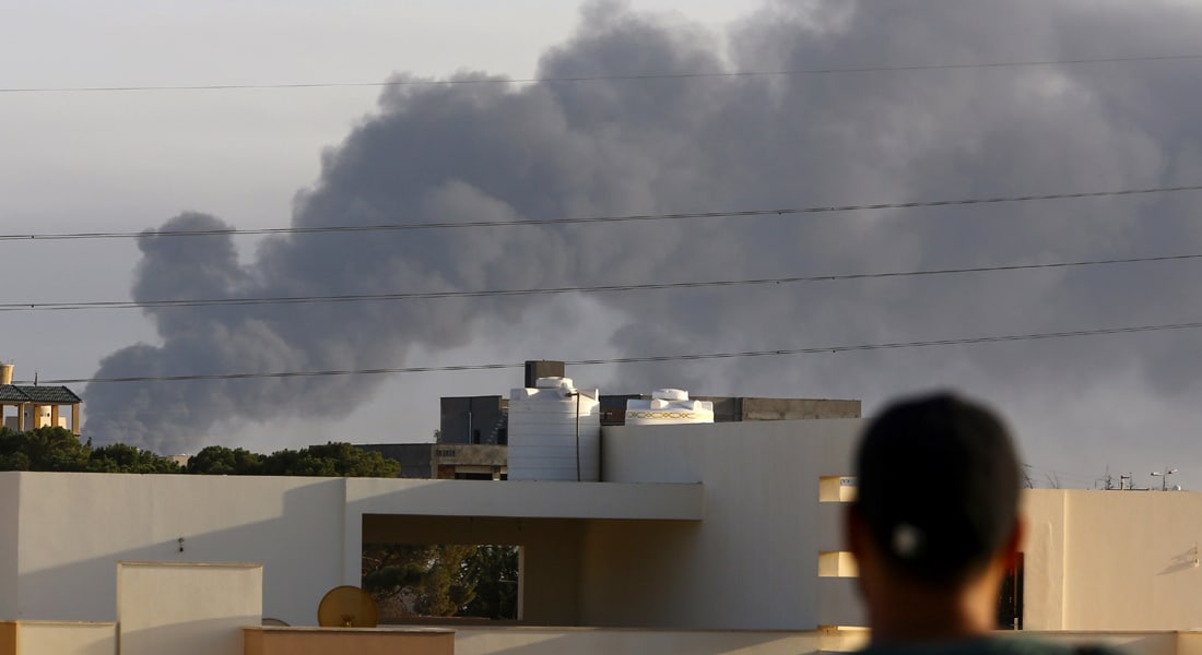ليبيا: عشرات القتلى وحريق هائل بمعارك مطار طرابلس والبنك المركزي ينفي سرقة احتياط الذهب