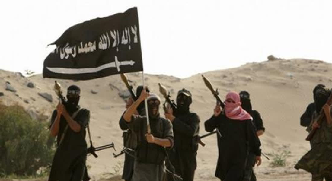 "الدولة الإسلامية" تقطع الرؤوس وتعرضها.. وتذبح 41 جنديا من "الحر" بأول أيام العيد