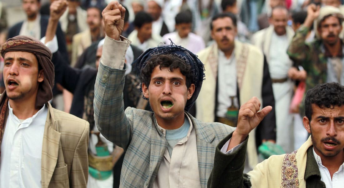 الحوثيون يحاصرون صنعاء.. تحذيرات خليجية للحوثي وهادي يستنفر "الطوق الأمني" للقبائل