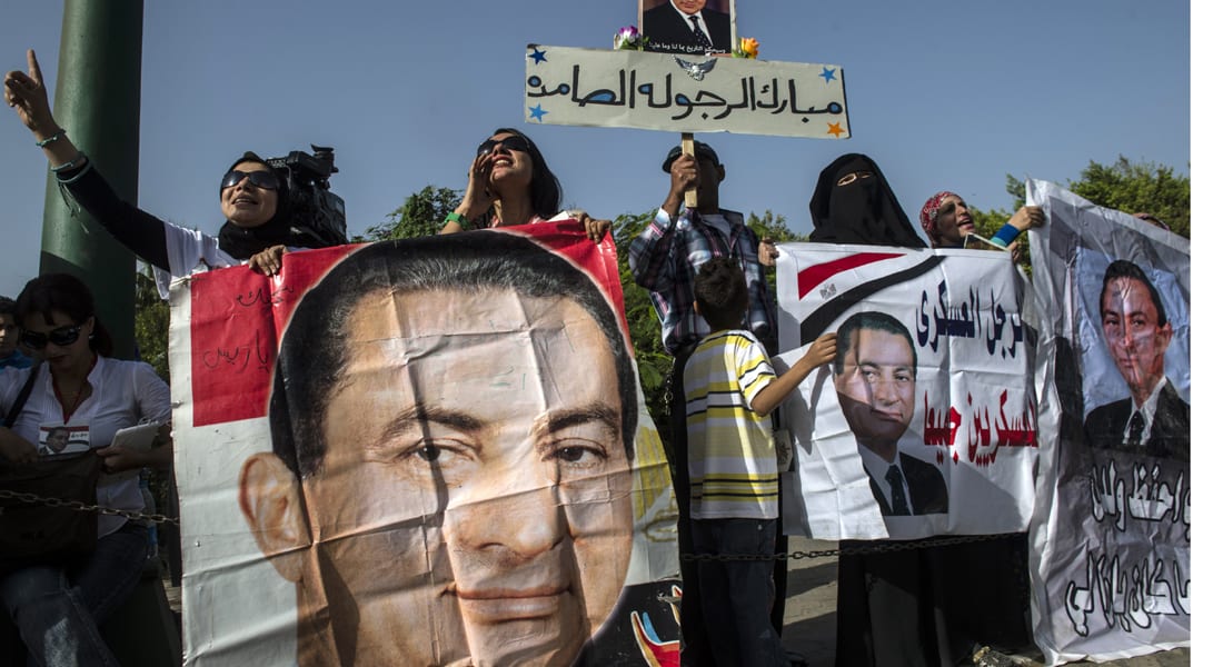 160000 ورقة في قضية "قتل المتظاهرين" أدت لإرجاء النطق بالحكم على مبارك