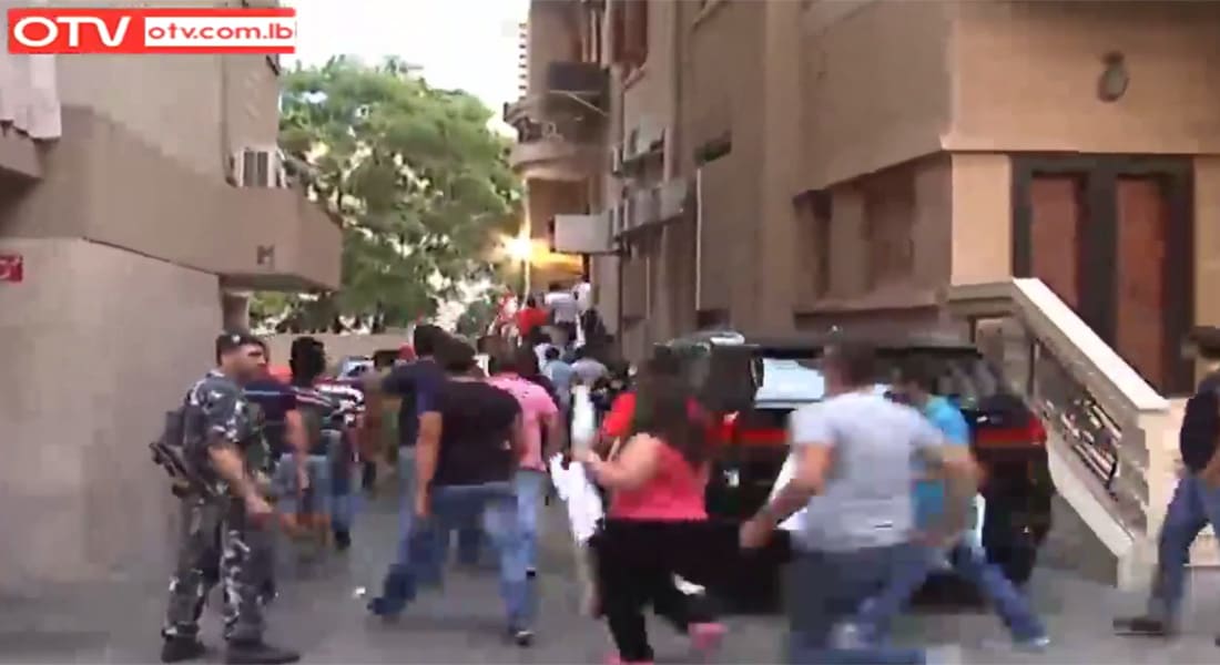 انقسام في لبنان بعد اقتحام مجموعة لمكاتب قناة "الجزيرة" بدعوى "إهانة" الجيش اللبناني