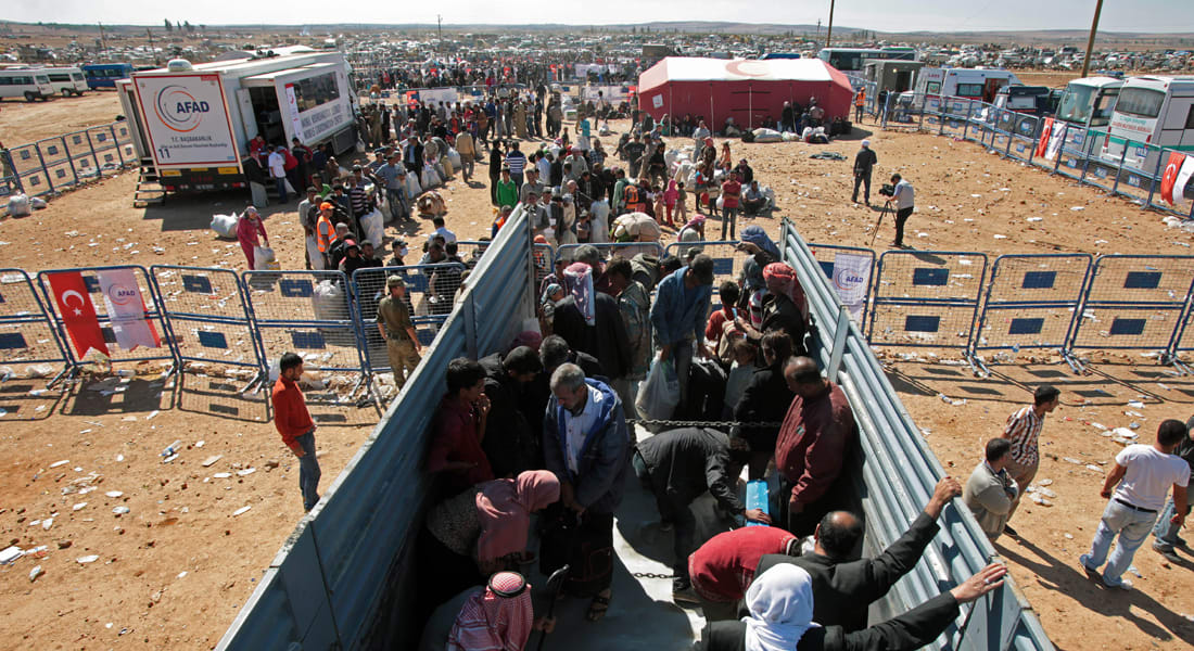 "داعش" على بعد أمتار من "عين العرب" ونداء لإغاثة مئات آلاف النازحين الأكراد على حدود تركيا