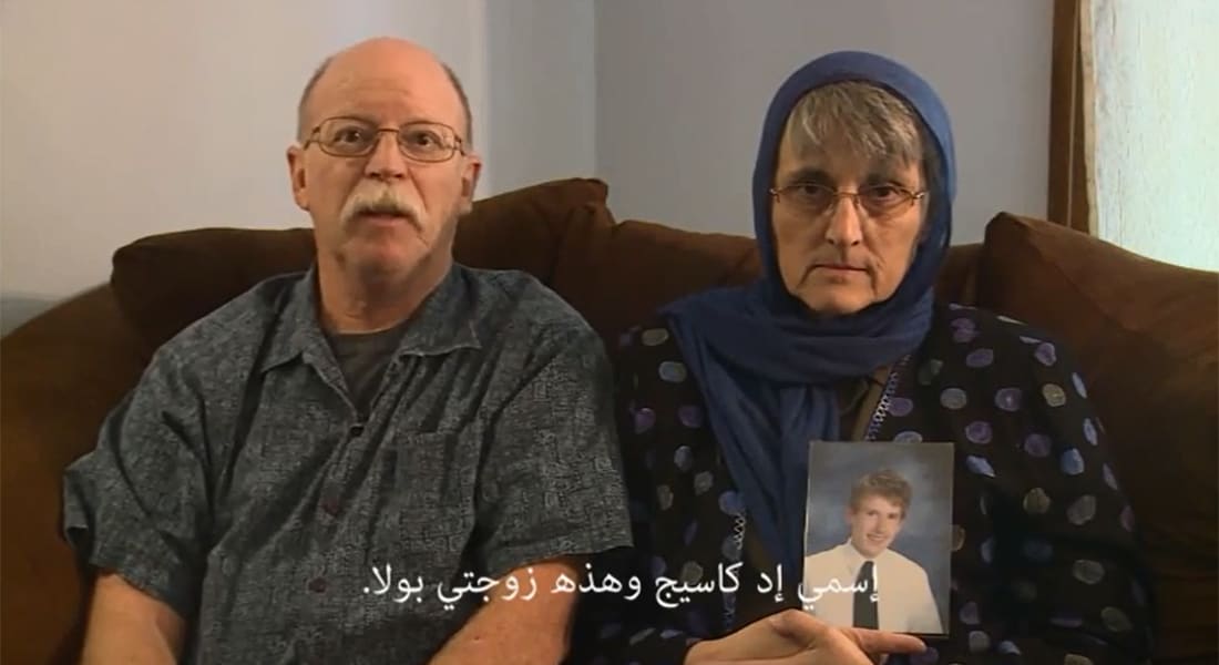 بالفيديو.. عائلة الأمريكي كاسيغ المحتجز لدى داعش توجه رسالة مصورة للتنظيم