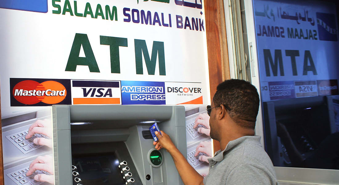 الصومال يحظى بأول صراف آلي "ATM".. هل هي بداية لانتعاش اقتصادي؟
