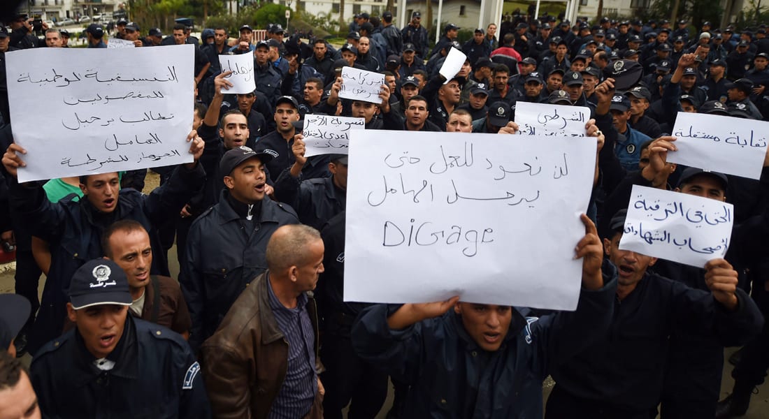 احتجاجات غير مسبوقة لقوات مكافحة الشغب تصنع الحدث في الجزائر