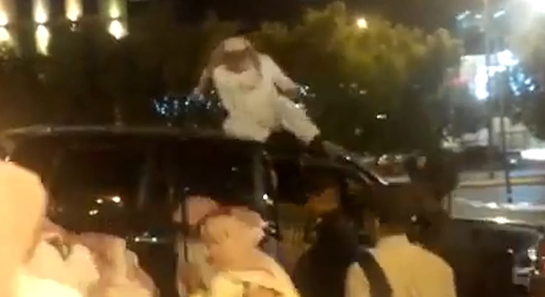 بالفيديو.. تعرّض "مبتز" للضرب بعد تهديده لفتاة في مول بالرياض