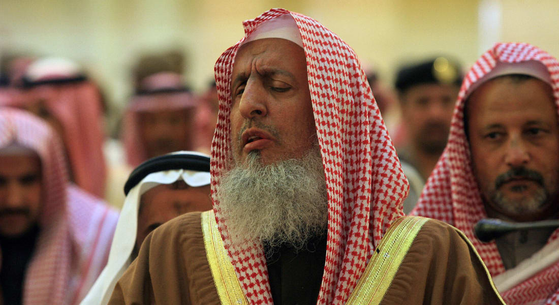 مفتي السعودية يهاجم "شر وبلاء وأكاذيب" تويتر.. ومغردون يردون بموقف للشريم ويسألون عن حكم حساب ولي العهد