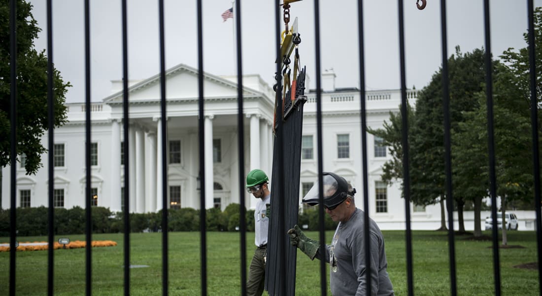 اعتقال أمريكي قفز فوق سور البيت الأبيض وألحق إصابات بكلبين بوليسيين