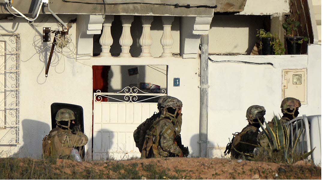 تونس: 6 قتلى في اشتباك أنهى أزمة المسلحين المتحصنين بمنزل في شباو
