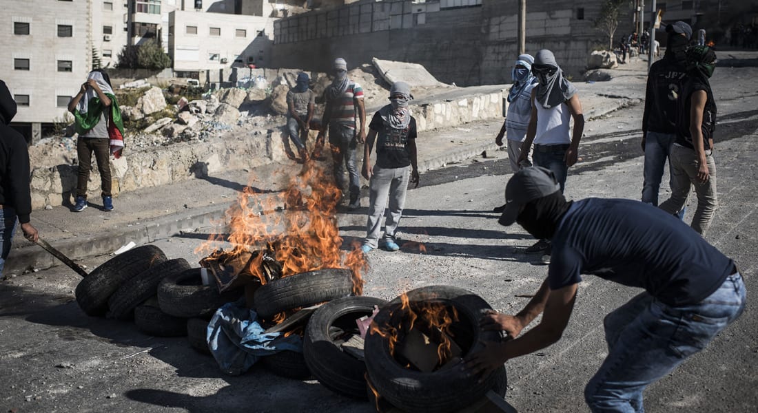 أنباء عن مقتل طفل وجرح 32 فلسطينياً في مواجهات مع الجيش الإسرائيلي بالقدس ورام الله