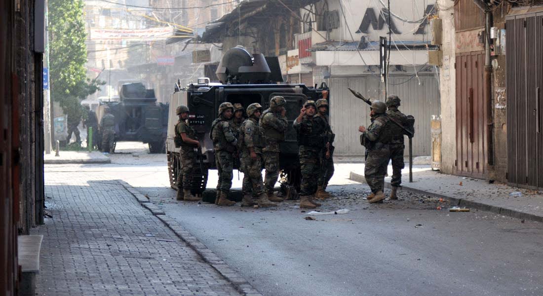 لبنان: إصابة 9 عسكريين بمواجهات عنيفة مع مسلحين في طرابلس يشتبه بانتمائهم لـ"داعش" 