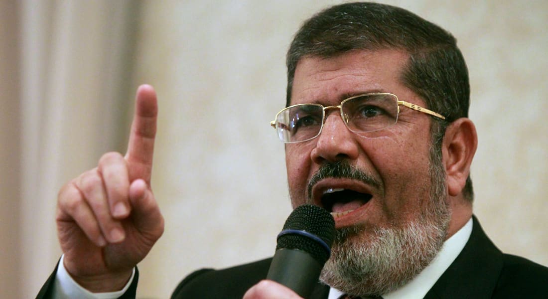 مرسي برسالة للمصريين: لن أغادر سجني قبل أبنائي المعتقلين ولن أدخل داري قبل بناتي الطاهرات المعتقلات 