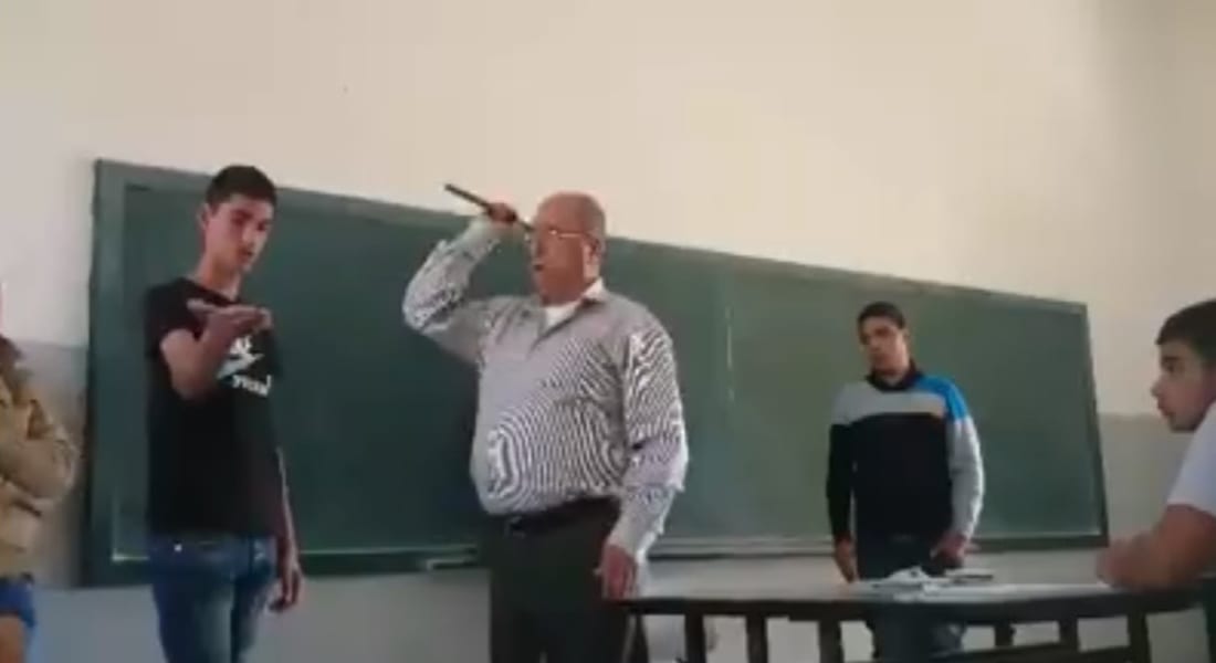 فيديو لمدرس يضرب الطلاب يشغل مواقع التواصل الفلسطينية