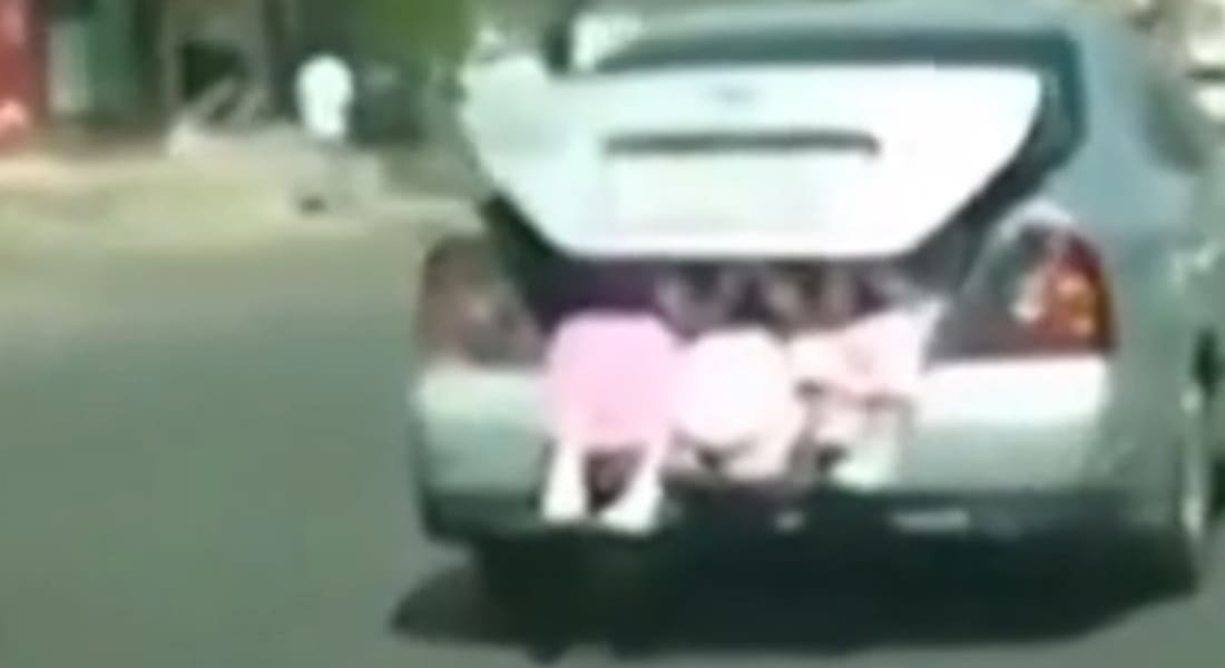 بالفيديو.. الإيقاع بسائق في السعودية ينقل طالبات الى مدرستهن بحقيبة السيارة