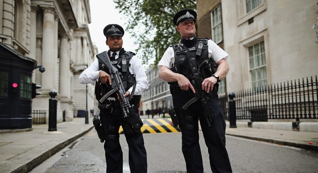 بريطانيا: اعتقال شاب للاشتباه بتقديمه مساعدة لآخر للقيام بعمل إرهابي
