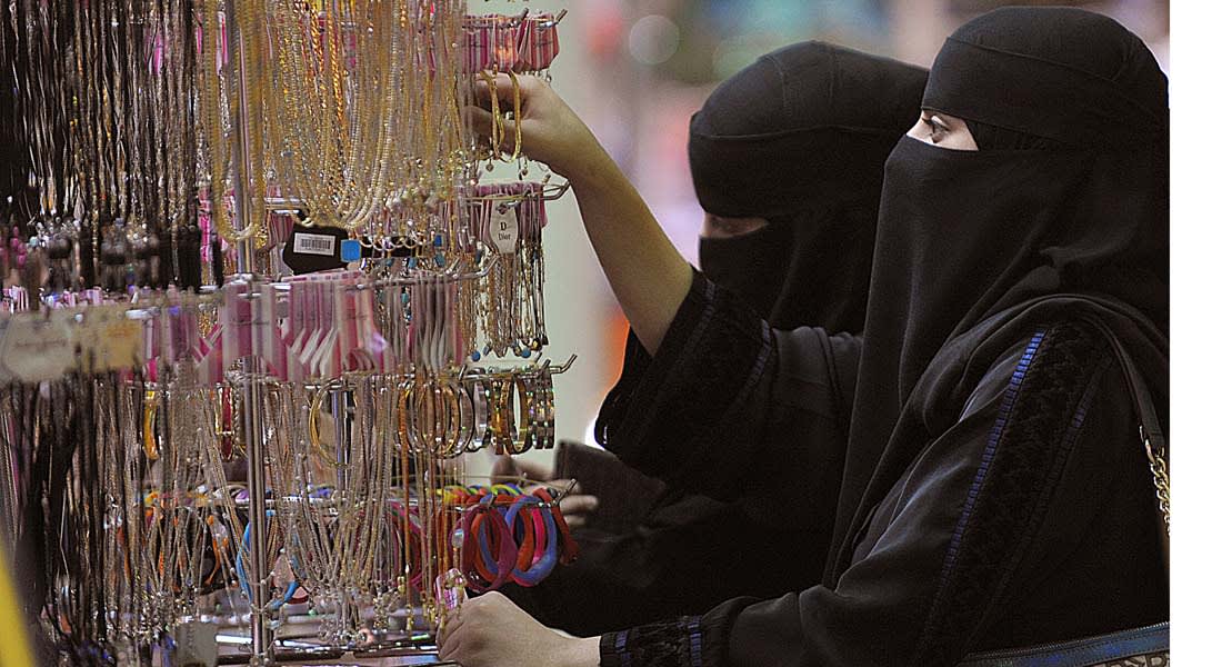 السعودية: إنذار 27 محلاً بالرياض لمخالفة قرار "التأنيث"
