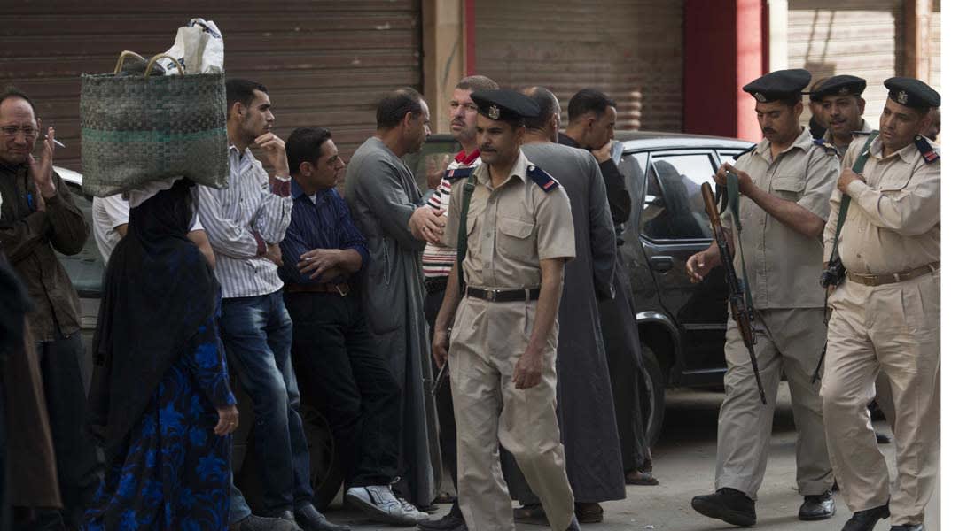 السلطات المصرية تخلي "برجا مائلا" من 11 طابقا حفاظا على أرواح سكانه