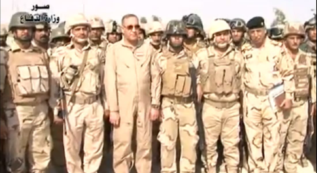 بالفيديو.. بعد أنباء حصارها من قبل داعش.. وزير دفاع العراق يزور قاعدة الأسد العسكرية