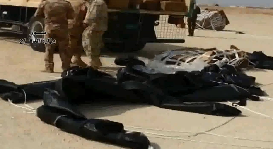 بالفيديو.. العراق يسقط مساعدات جوية لعشائر "البونمر" وأهالي منطقة هيت