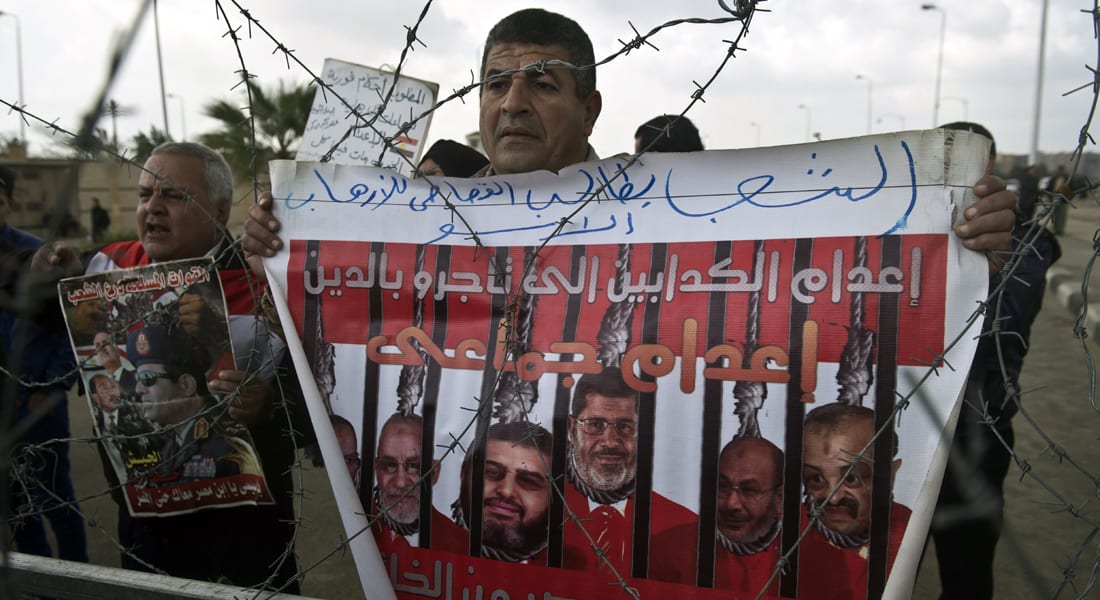 مصر.. النيابة تبدأ مرافعتها بقضية "الاتحادية" وسط جدل حول أسباب "غياب" مرسي