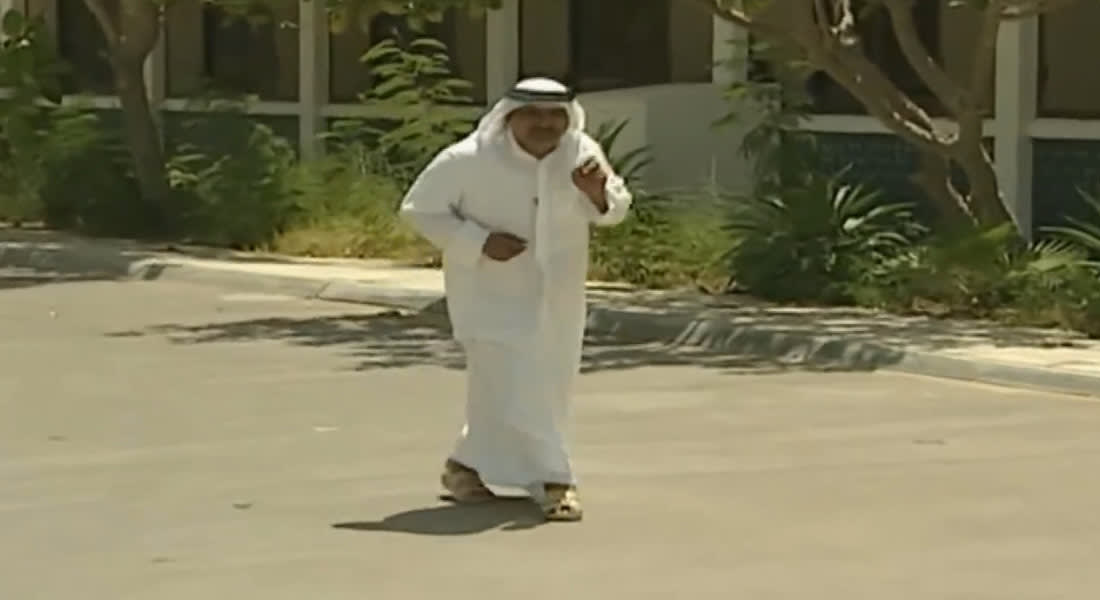 بالفيديو.. غراب يهاجم أحد المواطنين في دبي يوميا.. فما السبب؟