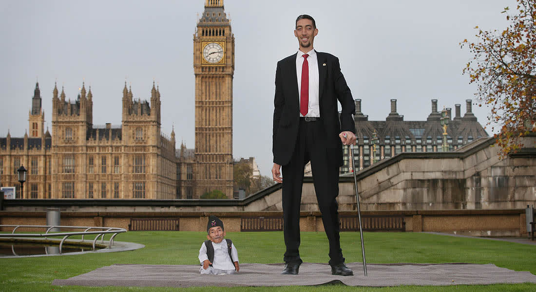 لندن تجمع بين أطول وأقصر رجلين في العالم 