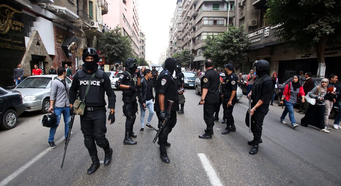 مصر: مقتل شرطي ومحاولة تفجير مجمع مدارس بالعريش ومصادمات بالقاهرة