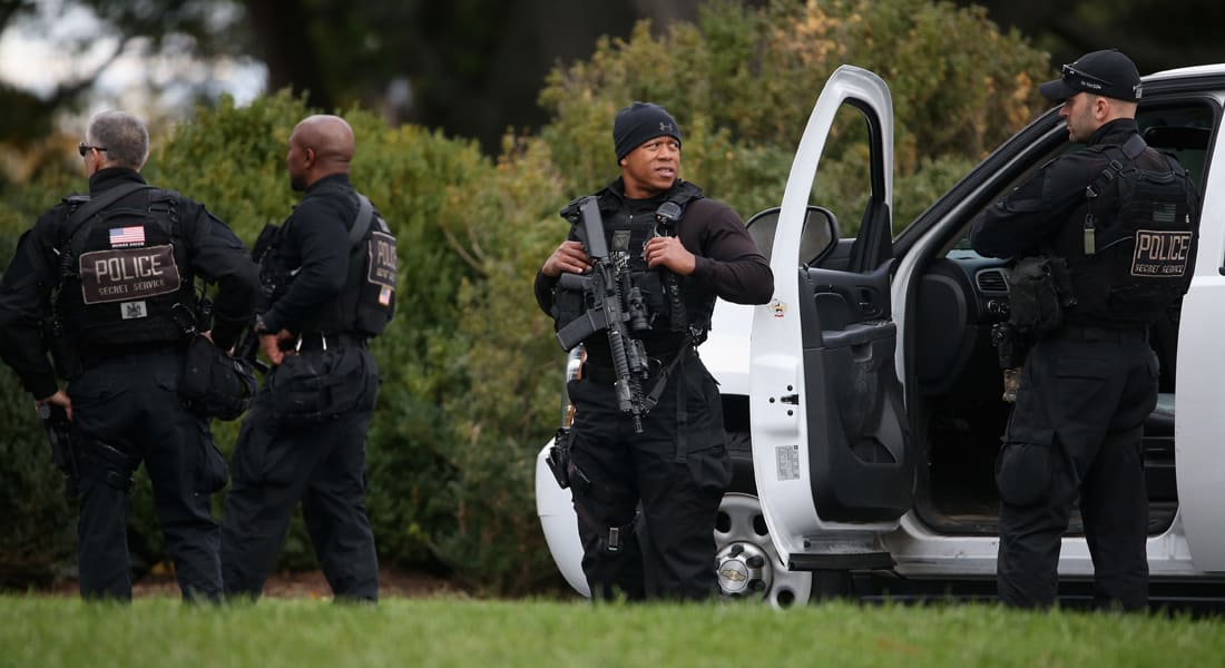 اعتقال أمريكي بحوزته سلاح وذخائر قرب البيت الأبيض بعد حوار غريب مع الشرطة