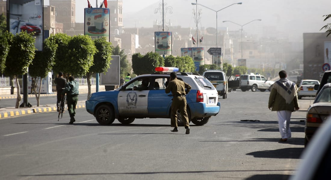 مصادر لـCNN بالعربية: تفجير يستهدف موكب وزير الدفاع اليمني بعد لقاء أمني