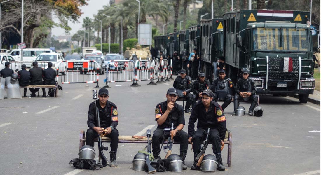 ضبط أسلحة وأعلام "داعش" بالقاهرة والداخلية توجه باستخدام الرصاص الحي ضد المخربين