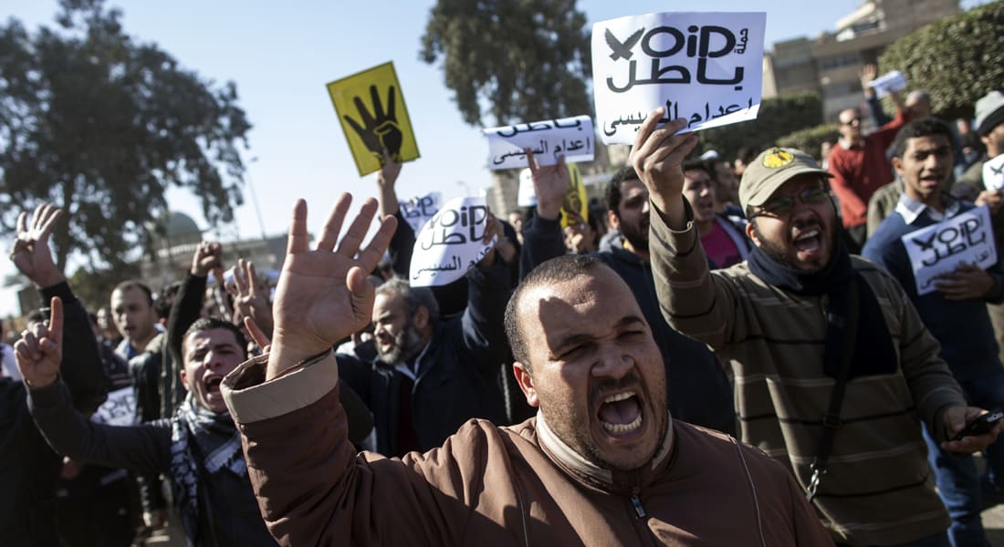 "الإخوان" تدعو لـ"وحدة الثوار" بعد تبرئة مبارك: قضاء العسكر يحكم على شعب مصر بالإعدام