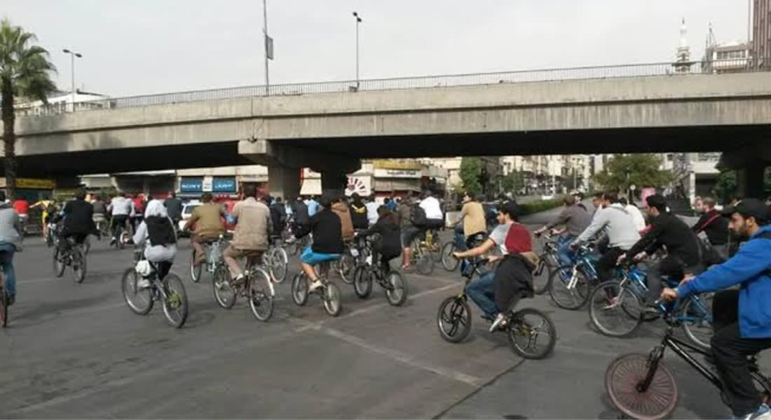 الدرّاجة أحد حلول المواصلات التي تزداد شعبيتها في دمشق اليوم : "بسكليت عالطريق  ولا نطرة بالزحمة"