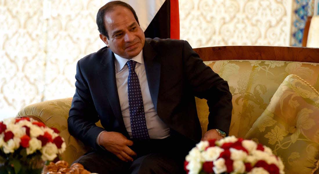 السيسي يمتنع عن التعليق على محاكمة مبارك ويوجه بمراجعة تعويض أسر "الشهداء"