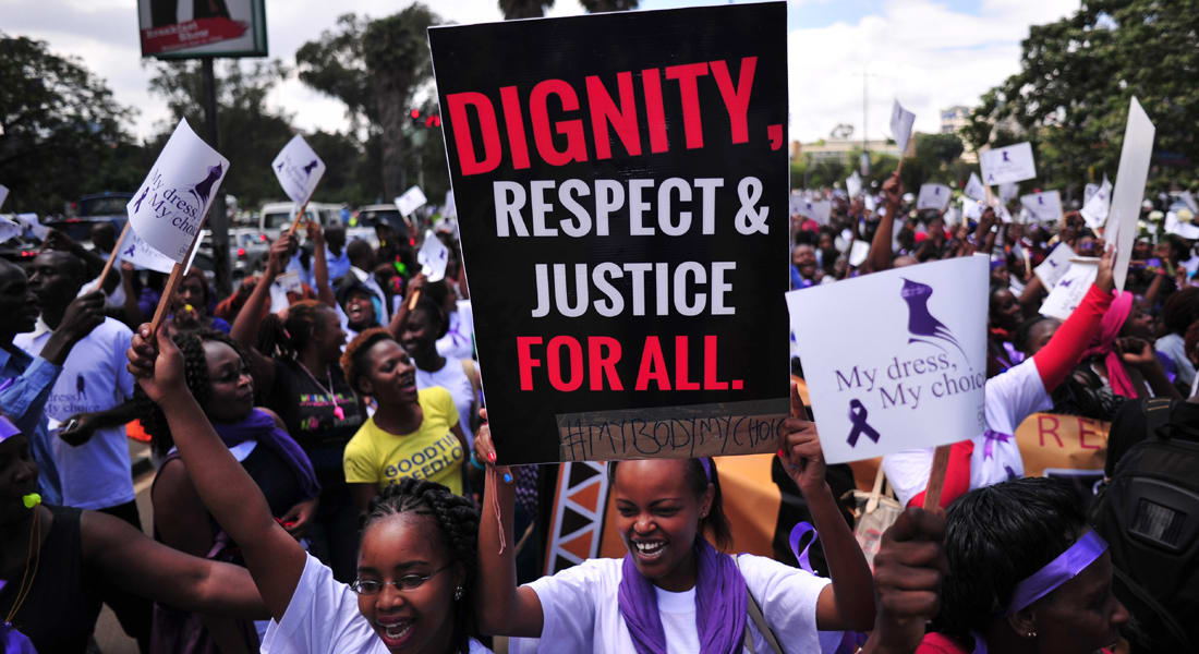 كينيا: دعوات لمحاكمة مجردي النساء من ملابسهن بالعلن بزعم عدم الاحتشام