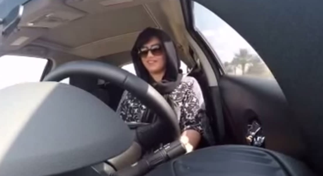 توقيف ناشطة سعودية تحدت قانون منع المرأة من القيادة بعد 24 ساعة على الحدود مع الإمارات