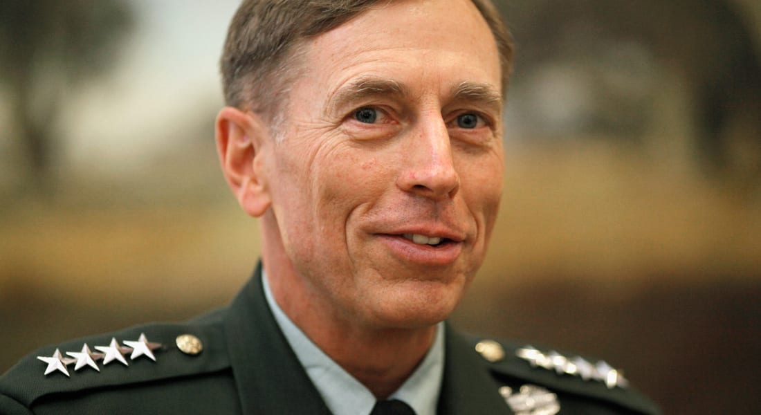 ماكين يطلب إنهاء التحقيق بفضيحة الجنرال بتريوس الجنسية ويسأل: من يريد إسكاته بزمن الحرب على داعش؟