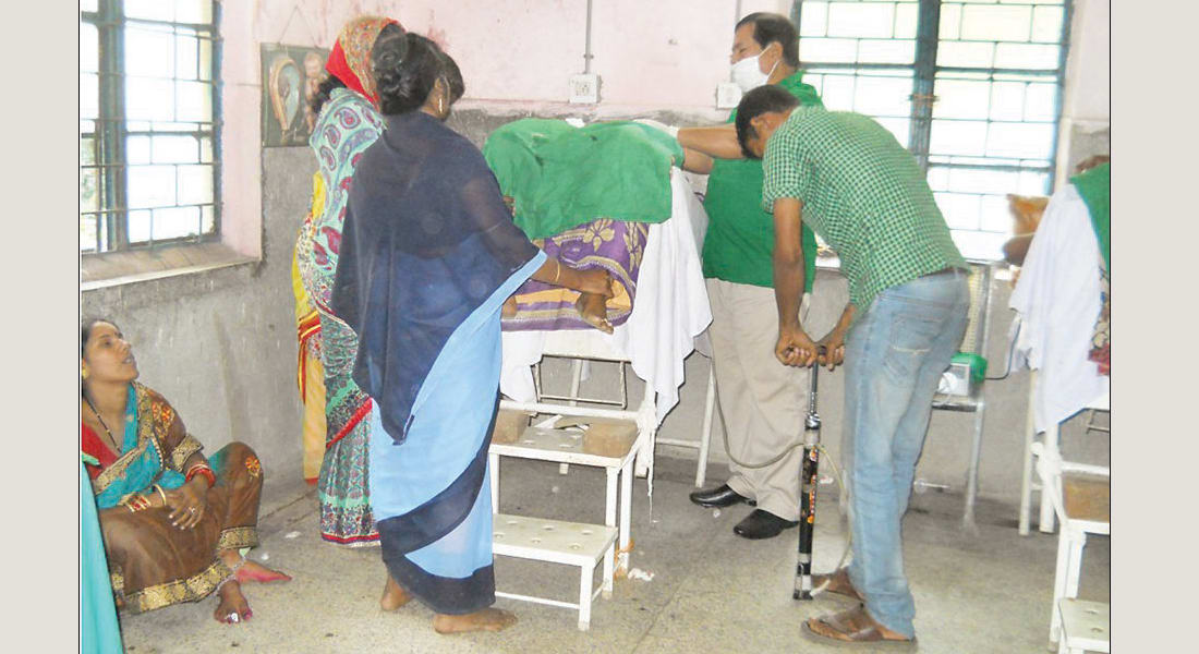 الهند :تحقيق في عمليات تعقيم للنساء باستخدام منفاخ للدراجات الهوائية