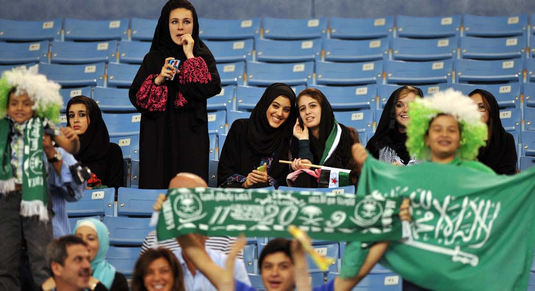 "فتاة ملعب الجوهرة".. تخفت بملابس الرجال لحضور مباراة بالدوري السعودي