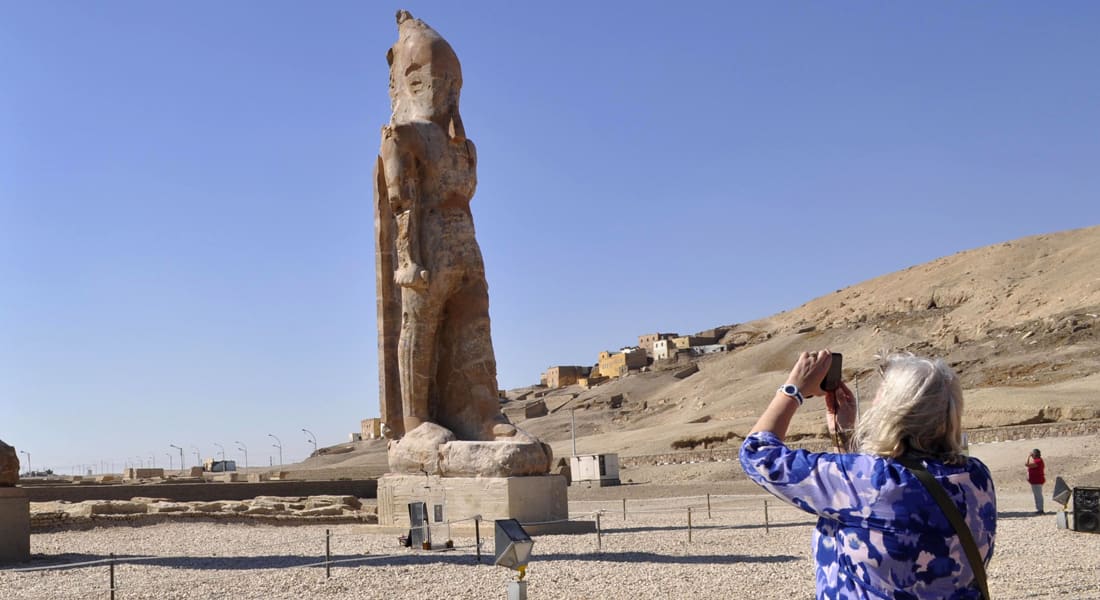 مصر.. تمثال الفرعون امنحوتب الثالث يرتفع مرة أخرى بالأقصر بعد 3000 عام