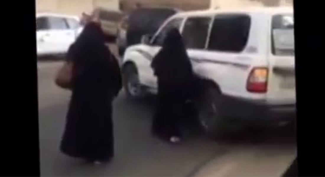 السعودية: هيئة الأمر بالمعروف تحقق في فيديو صراخ طالبات تُركن بالشارع بعد توقيف سائقهن